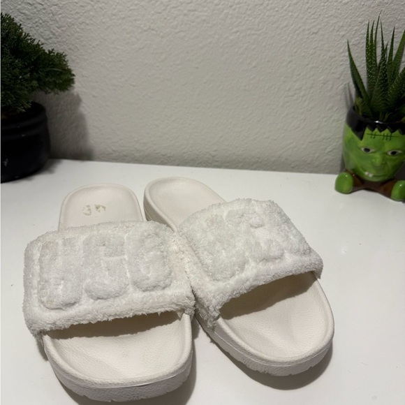 UGG Cream Slippers - Picture 3 of 7